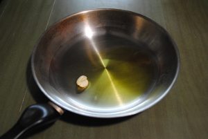 olio in padella con aglio